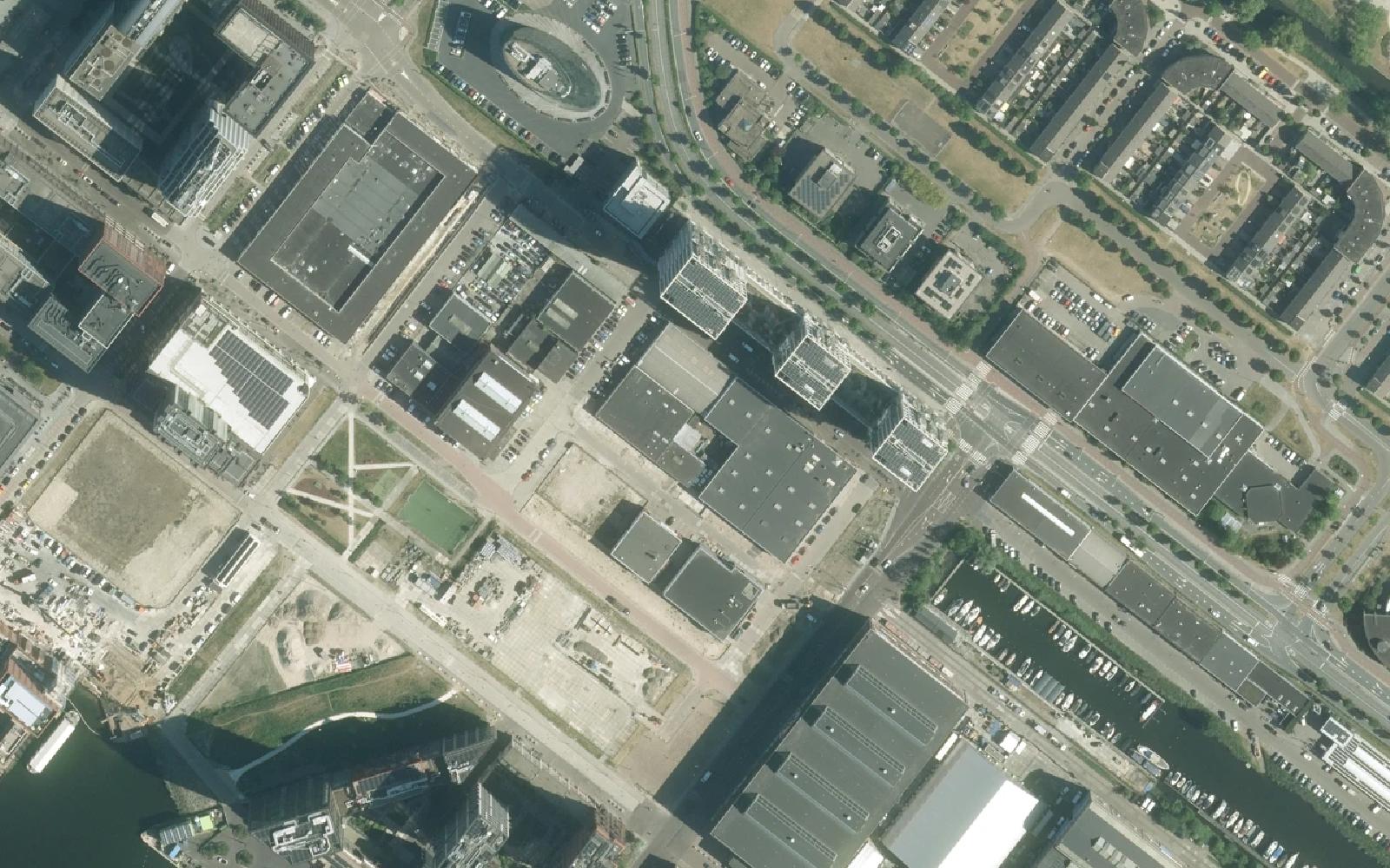 Luchtfoto van het NDSM-terrein rond de tt. Vasumweg en de ms. Tarnweg in Amsterdam