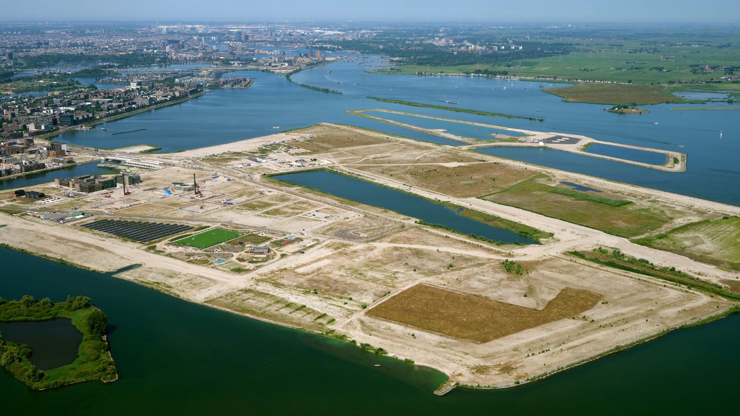 Luchtfoto van Strandeiland in het IJmeer bij Amsterdam